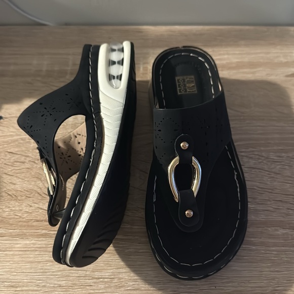 Women’s Wedge Flip Flop Sandals - Picture 11 of 13